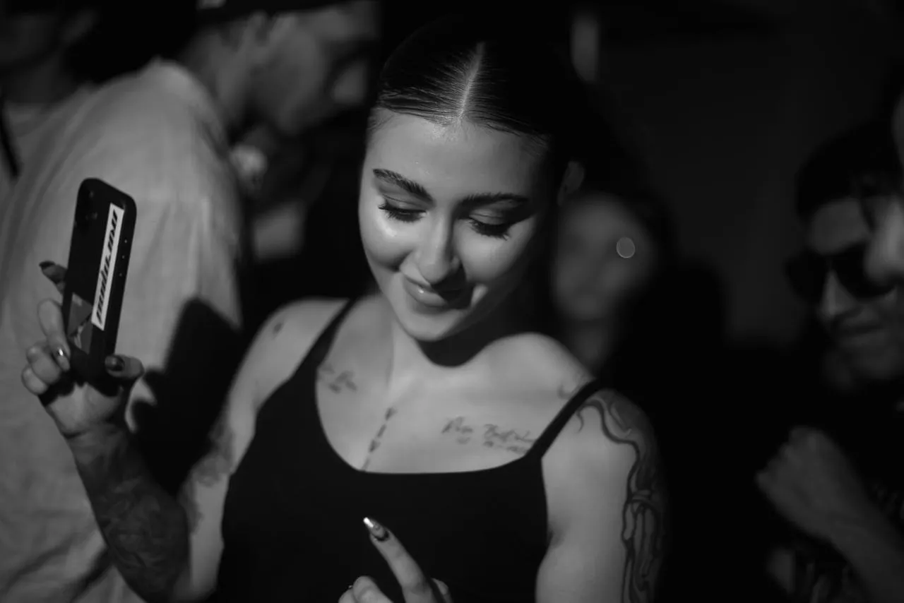 Persona sonriendo con teléfono
